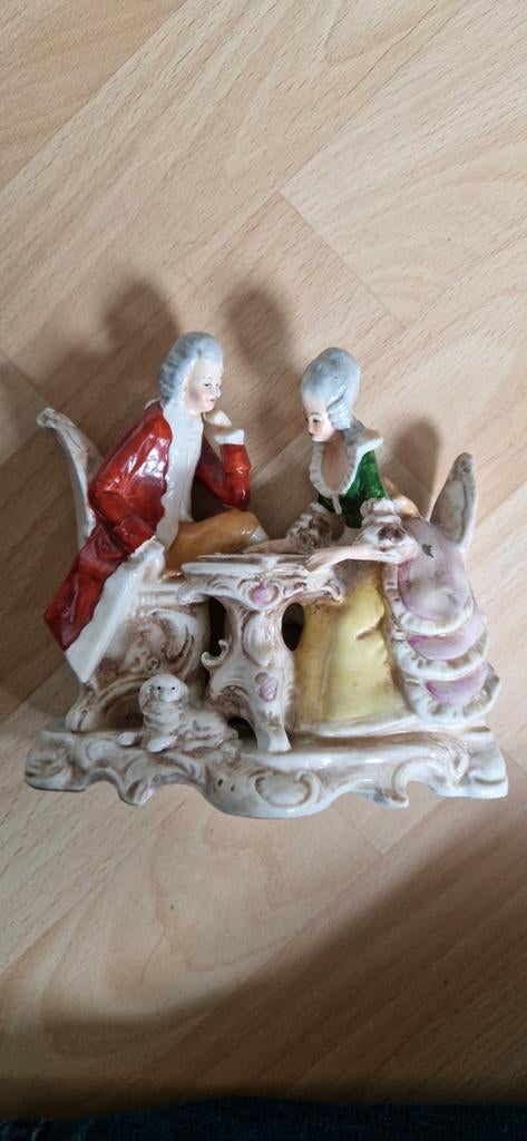 Vintage Porseleinen Beeldje: Galant Paar aan Tafel, Verzamelen, Beelden en Beeldjes, Ophalen of Verzenden, Zo goed als nieuw, Dier