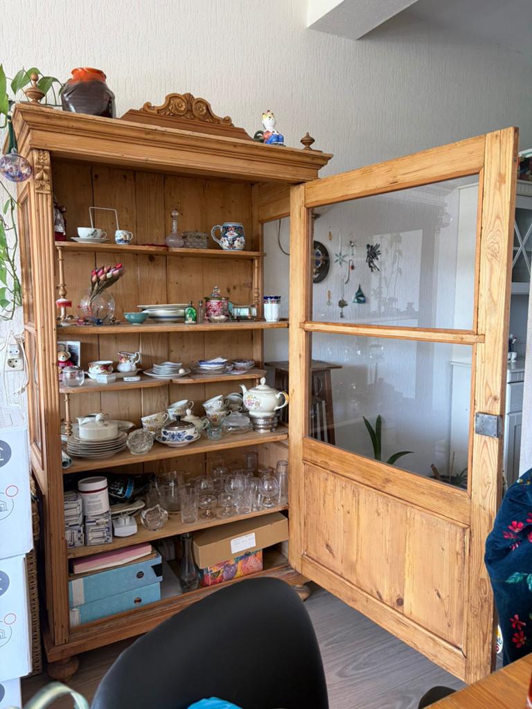 Antieke grenen vitrinekast, Ophalen