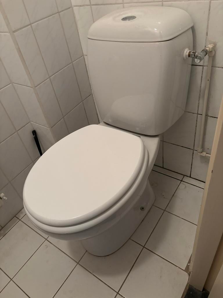 Witte staande toilet pot met stortbak, Ophalen of Verzenden, Gebruikt, Toilet