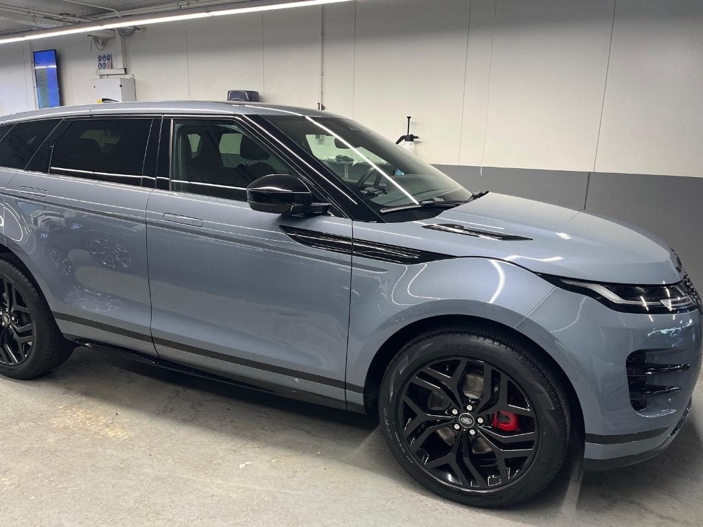 Land Rover Range Rover Evoque 1.5 P300e AWDI R-Dynamic, Automaat, 309 pk, 1498 cc, Zwart