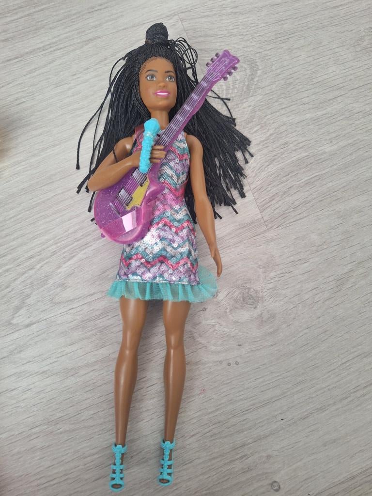Barbie met gitaar en microfoon muziek en lichteffecten, Ophalen of Verzenden, Zo goed als nieuw, Barbie