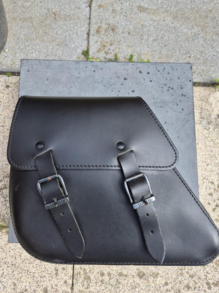 Harley Dyna Zwarte Lederen Zadeltas, Motoren, Accessoires | Koffers en Tassen, Ophalen of Verzenden