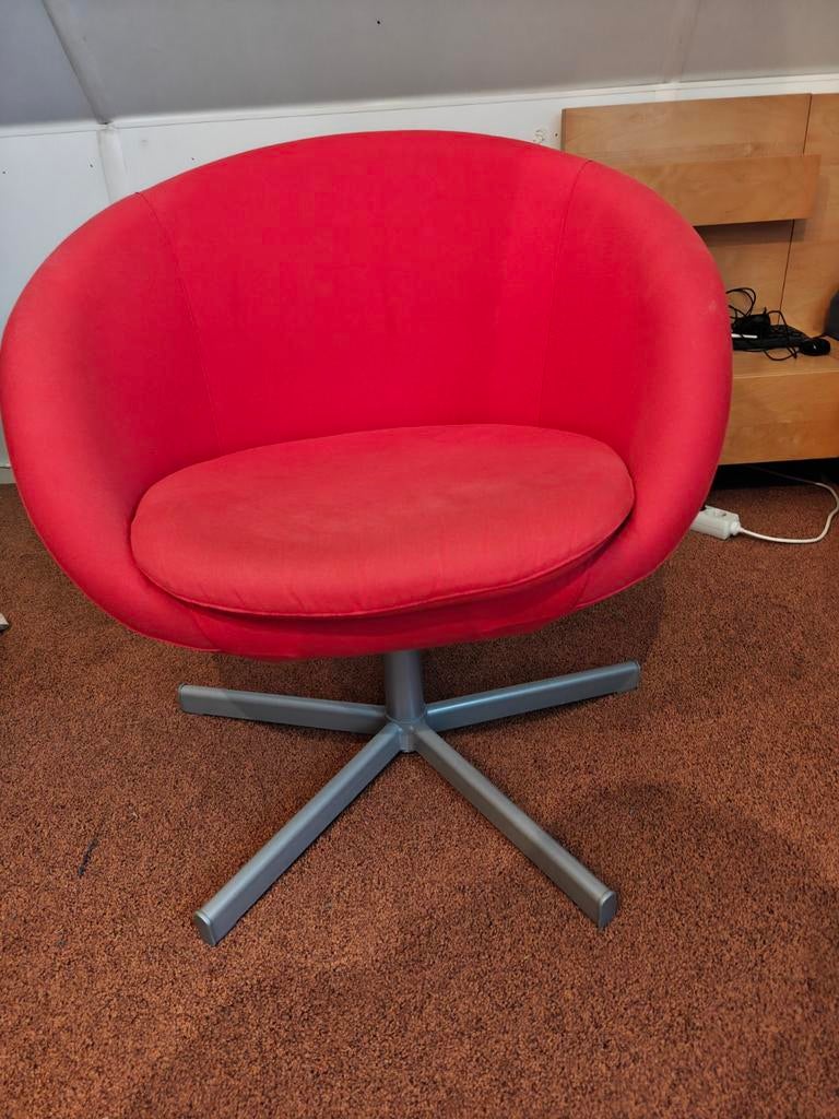 IKEA SKRUVSTA Rode Draaibare Kuipstoel, Huis en Inrichting, Stoelen, Ophalen, Modern, Speels, Zo goed als nieuw, Stof