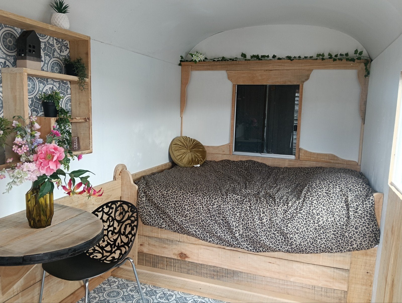 Foto 3 van Unieke Pipowagen/Tiny House met veranda met heerlijk bed.