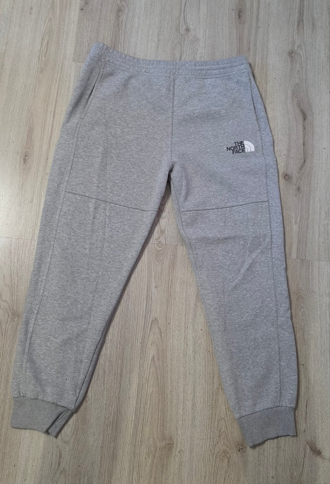 THE NORTH FACE GREY JOGGINGBROEK MAAT XL, Kleding | Heren, Ophalen of Verzenden, Zo goed als nieuw, Maat 56/58 (XL), Grijs