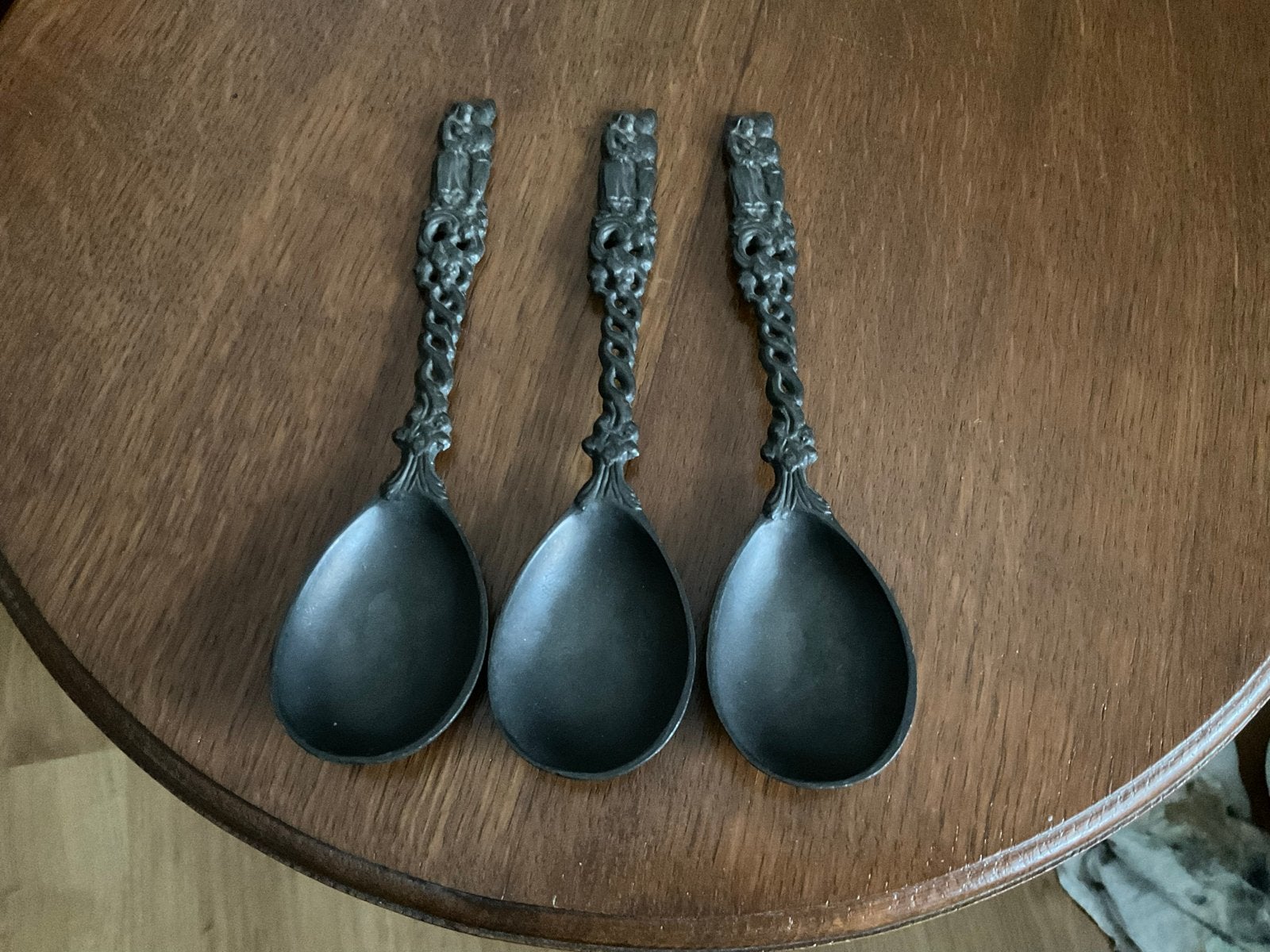 Set van 3 antieke tinnen lepels met gedetailleerde handvatte, Ophalen of Verzenden