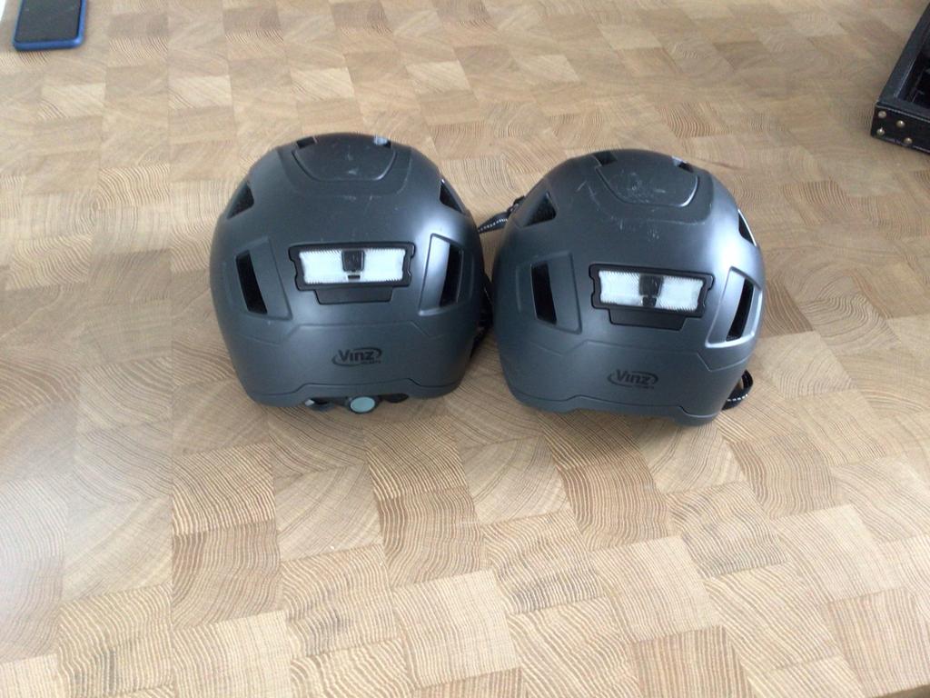 2x Vinz Fietshelm met LED-verlichting - Maat L 58-61, Fietsen en Brommers, Brommerhelmen, Ophalen of Verzenden, Zo goed als nieuw