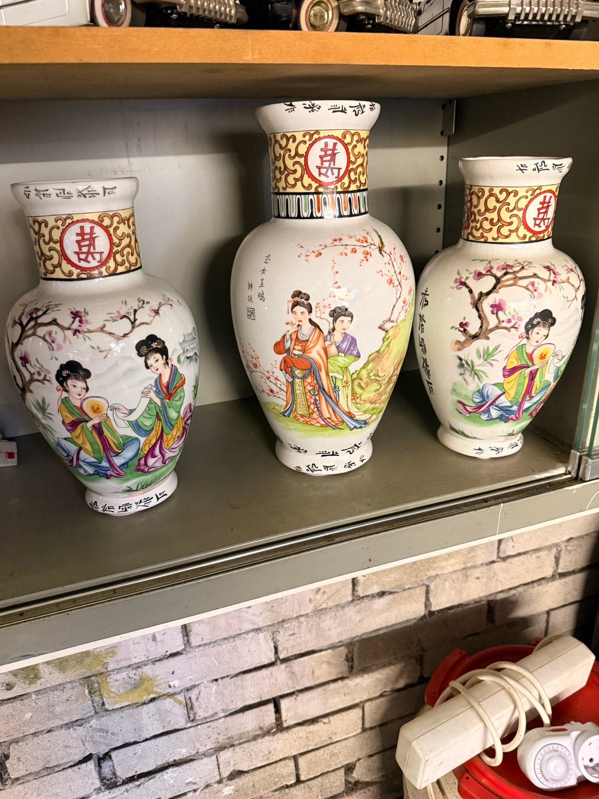 Set van 3 Chinese vazen met traditionele afbeeldingen, Antiek en Kunst, Ophalen