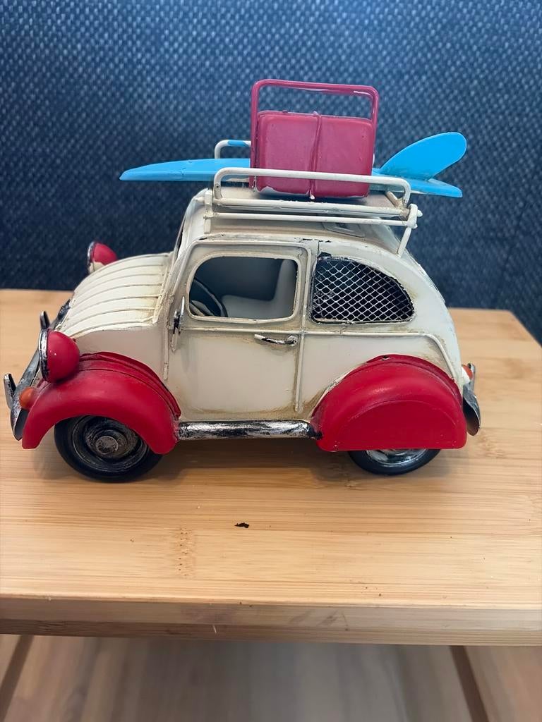 Decoratieve metalen auto met surfplank en koffer, Hobby en Vrije tijd, Overige merken, Gebruikt, Auto, Groter dan 1:32