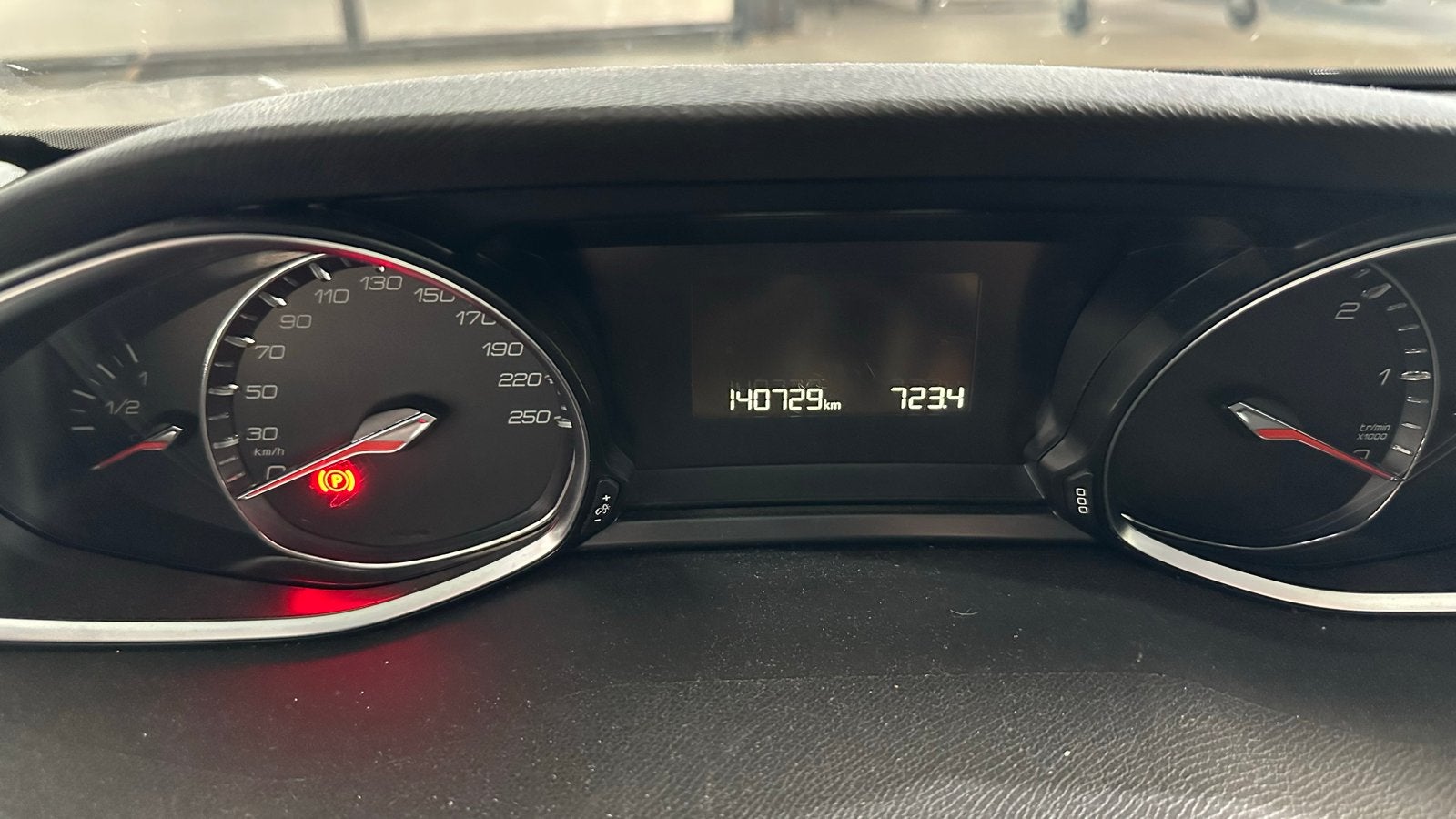 Peugeot 308 1.6 Bluehdi 120pk 2017 Grijs, Auto's, Voorwielaandrijving, 4 cilinders, 615 kg, 26 km/l