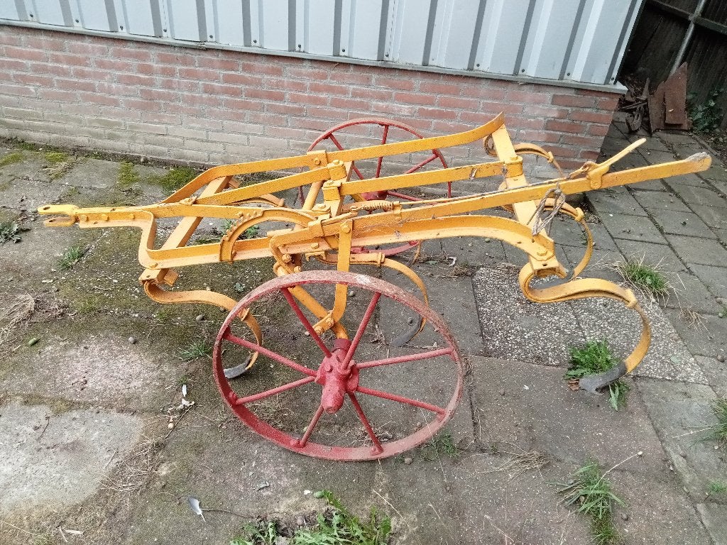 Triltand cultivator achter paard, Ophalen