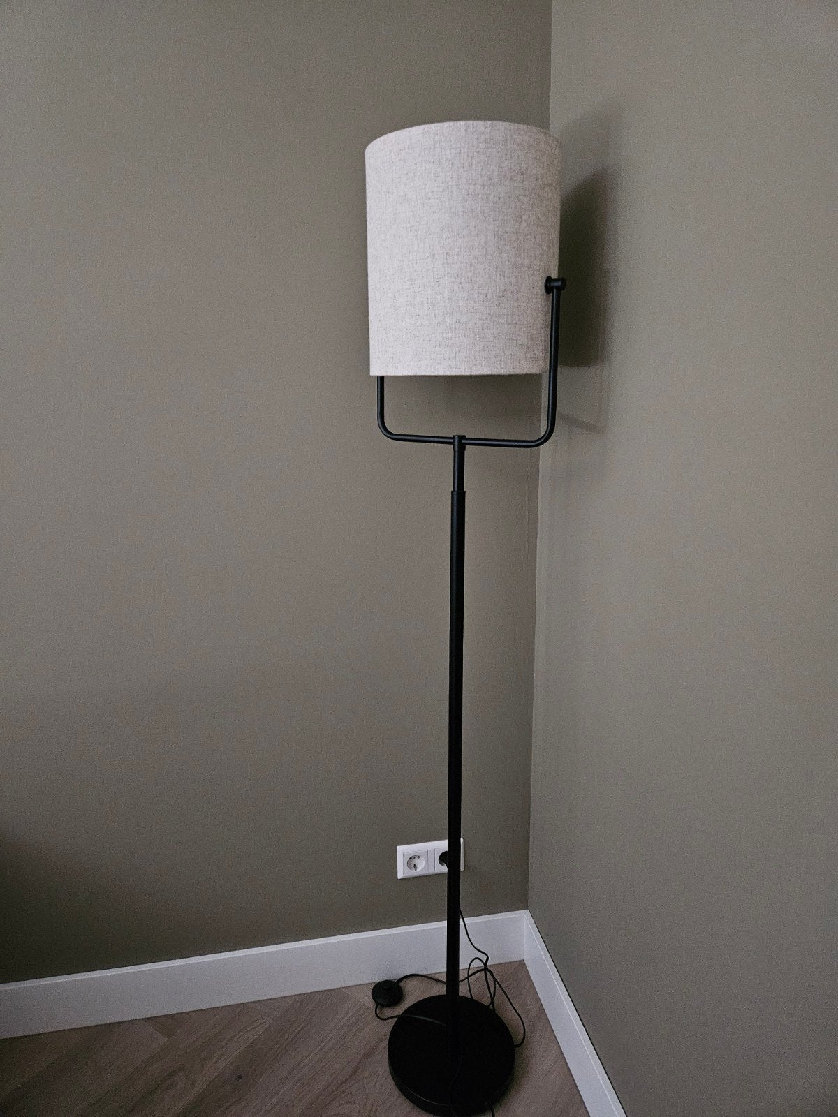Staande lamp zwart met beige kap, Huis en Inrichting, Lampen | Vloerlampen, Ophalen, Modern, Scandinavisch, E27 (groot), 150 tot 200 cm