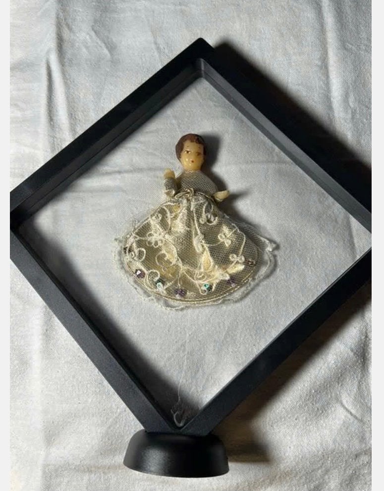 Antiek Wassen beeldje in beschermfolie lijst 18 x 18 cm, Ophalen of Verzenden