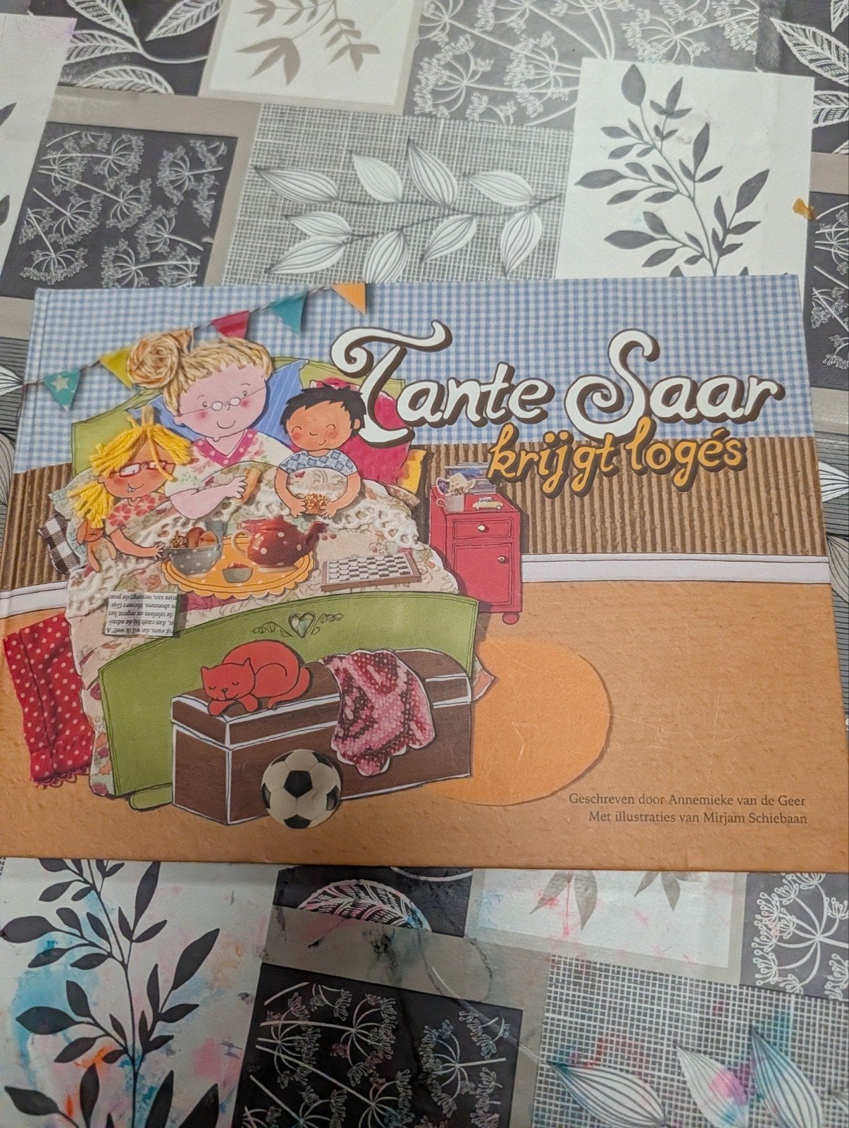 Tante Saar krijgt logés - Annemieke van de Geer, Ophalen of Verzenden, Zo goed als nieuw, Annemieke van de Geer, Fictie algemeen