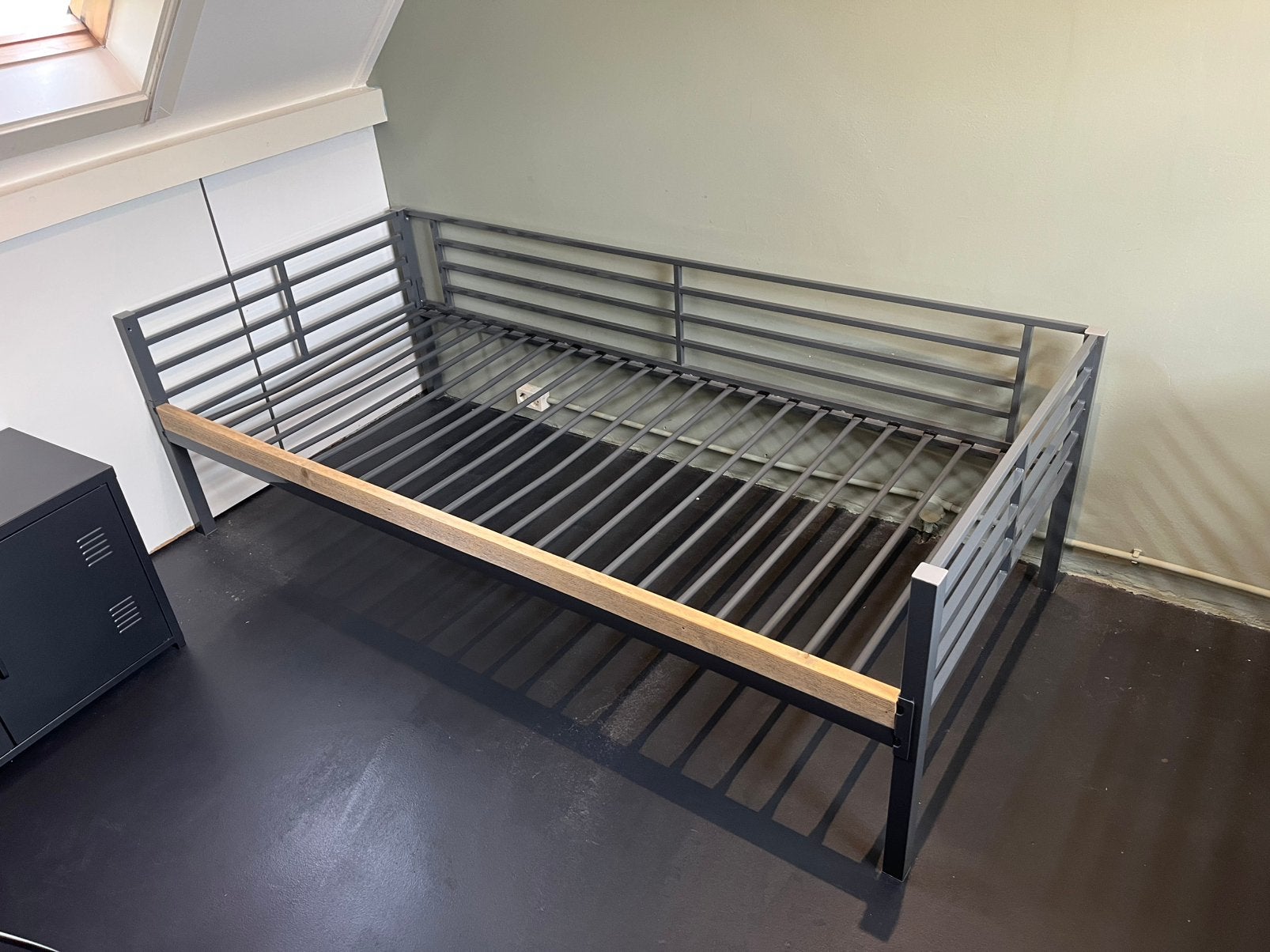 Industrieel metalen bed 90x200 stoer bedframe, Huis en Inrichting, 90 cm, Eenpersoons, Ophalen of Verzenden, Zo goed als nieuw