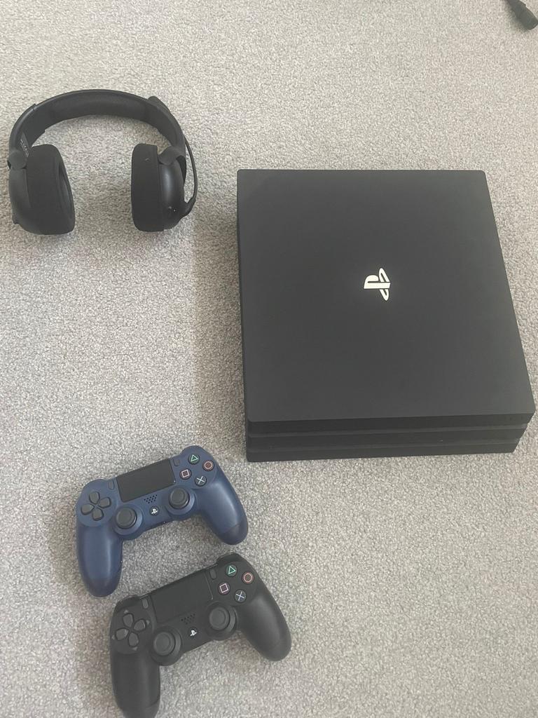 PlayStation 4 Pro 1TB met 2 controllers en headset, Ophalen, Met 2 controllers, Zo goed als nieuw, 1 TB