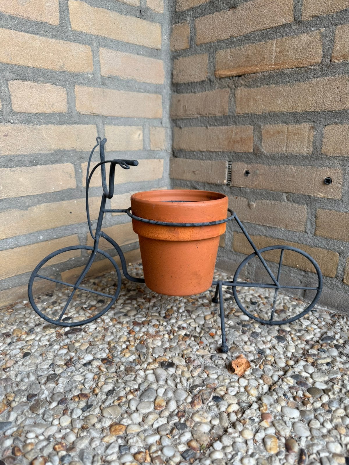 Decoratieve fiets met terracotta bloempot, Ophalen, Gebruikt, Binnen, Metaal