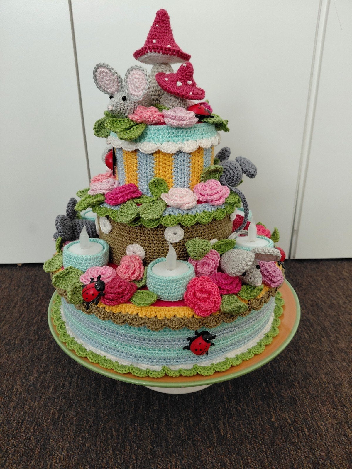 Gehaakte decoratieve taart met muisjes en paddenstoelen, Meerkleurig, Overige stijlen, Ophalen of Verzenden, Zo goed als nieuw