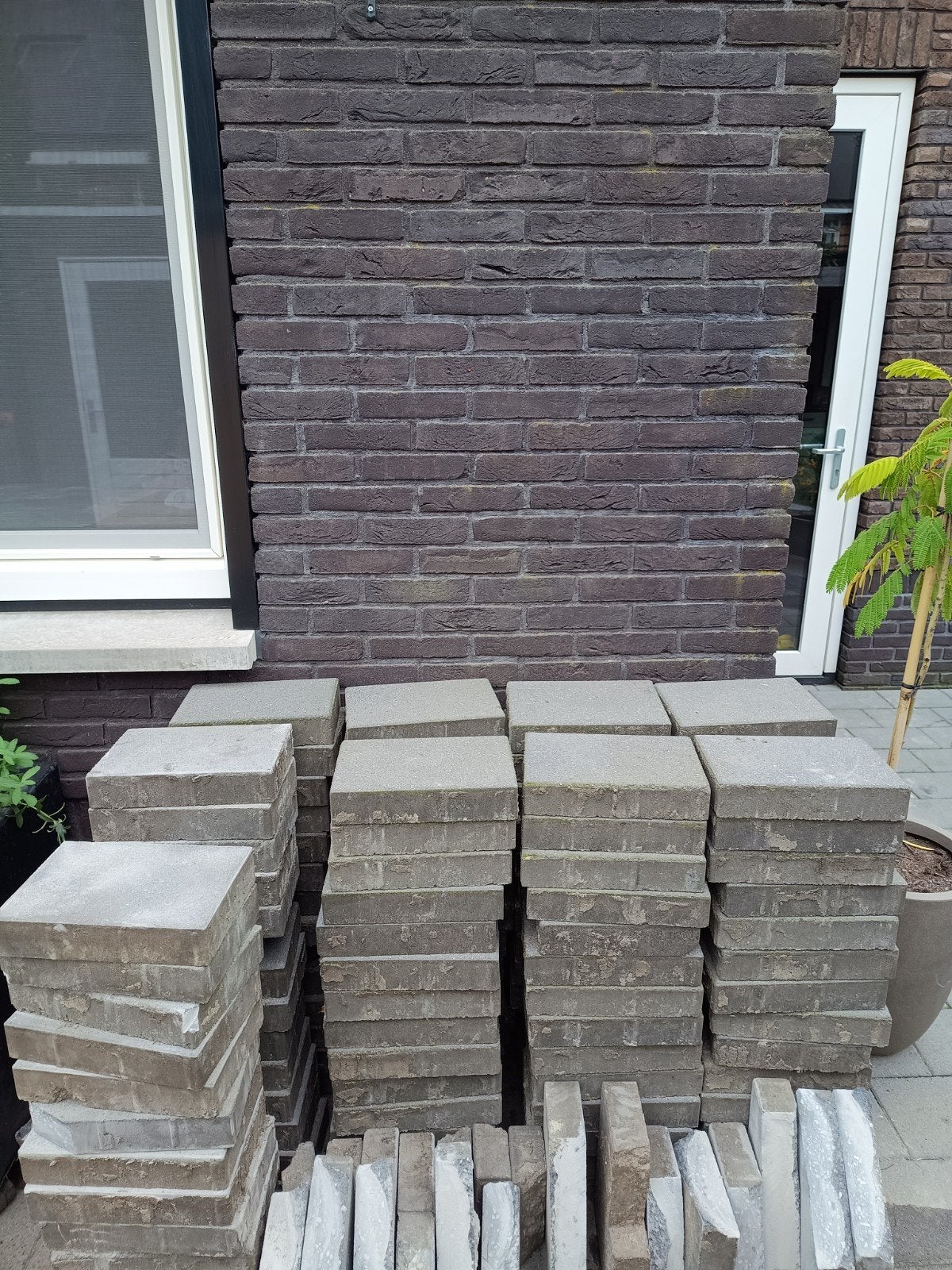 Gratis grijze tegels en opsluitbanden, Tuin en Terras, Ophalen, Gebruikt, 10 m² of meer, Beton