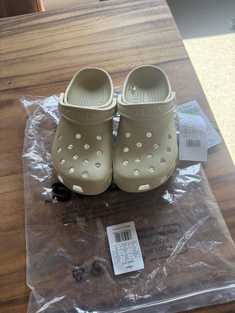 Crocs Classic Bonewhite Maat 36/37 met Nieuw Label, Kleding | Dames, Schoenen, Ophalen of Verzenden, Nieuw, Beige, Slippers