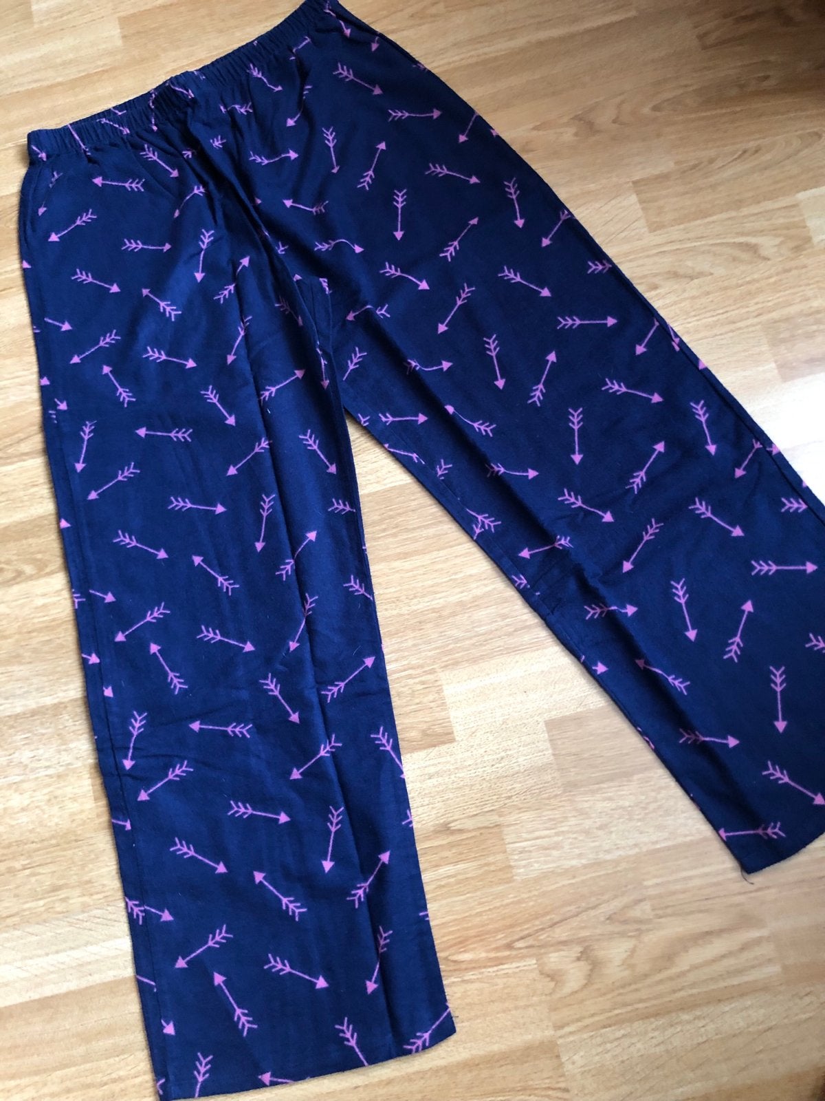 Flanellen Huis/Pyjamabroek Maat L - Blauw met Roze Pijlen, Ophalen of Verzenden, Zo goed als nieuw, Maat 42/44 (L)
