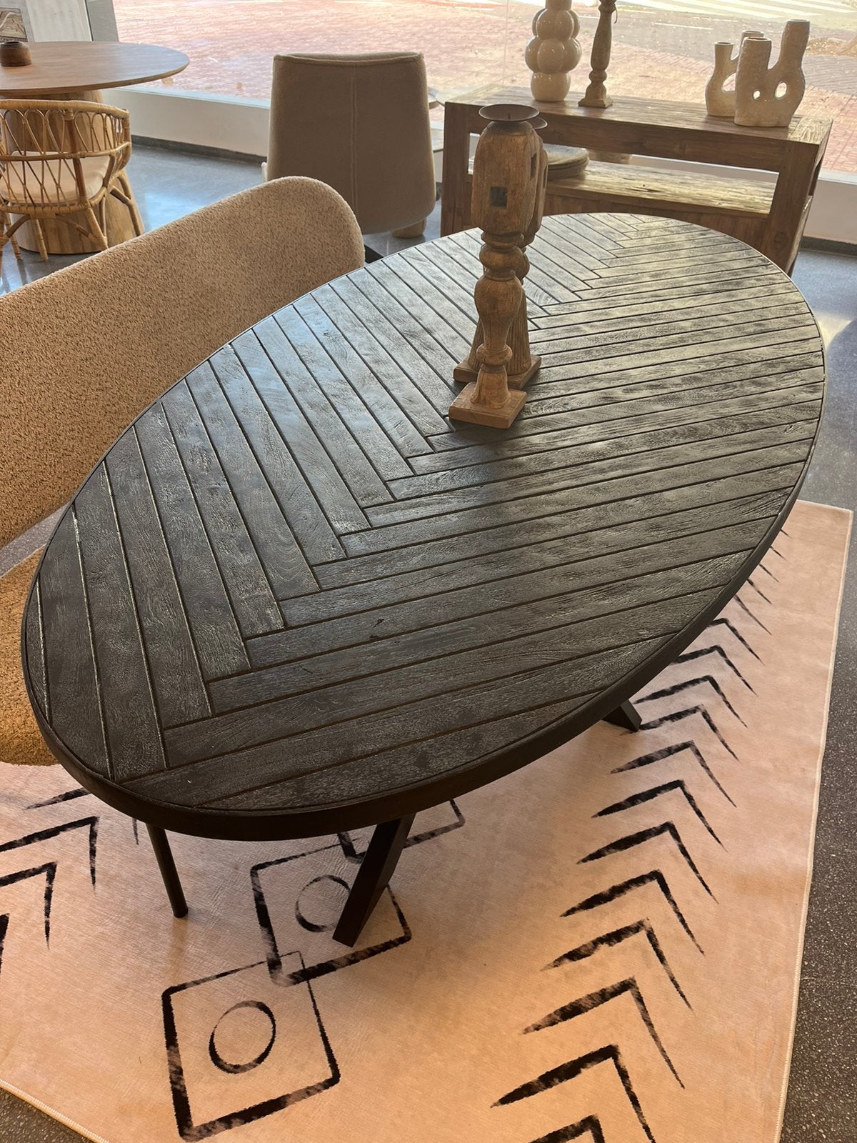 Magazijn leegverkoop eettafel ovaal zwart mangohout visgraat, Hout, Zwart, Nieuw, Ophalen of Verzenden