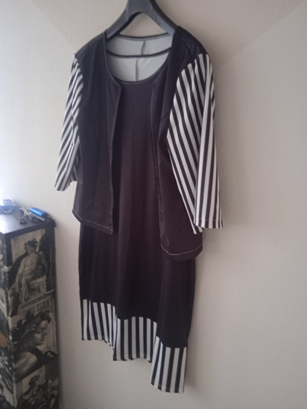 Nieuw japon met jasje 42/44 alles moet weg 9,€, Kleding | Dames, Jurken, Zwart, Maat 42/44 (L), Nieuw, Ophalen of Verzenden