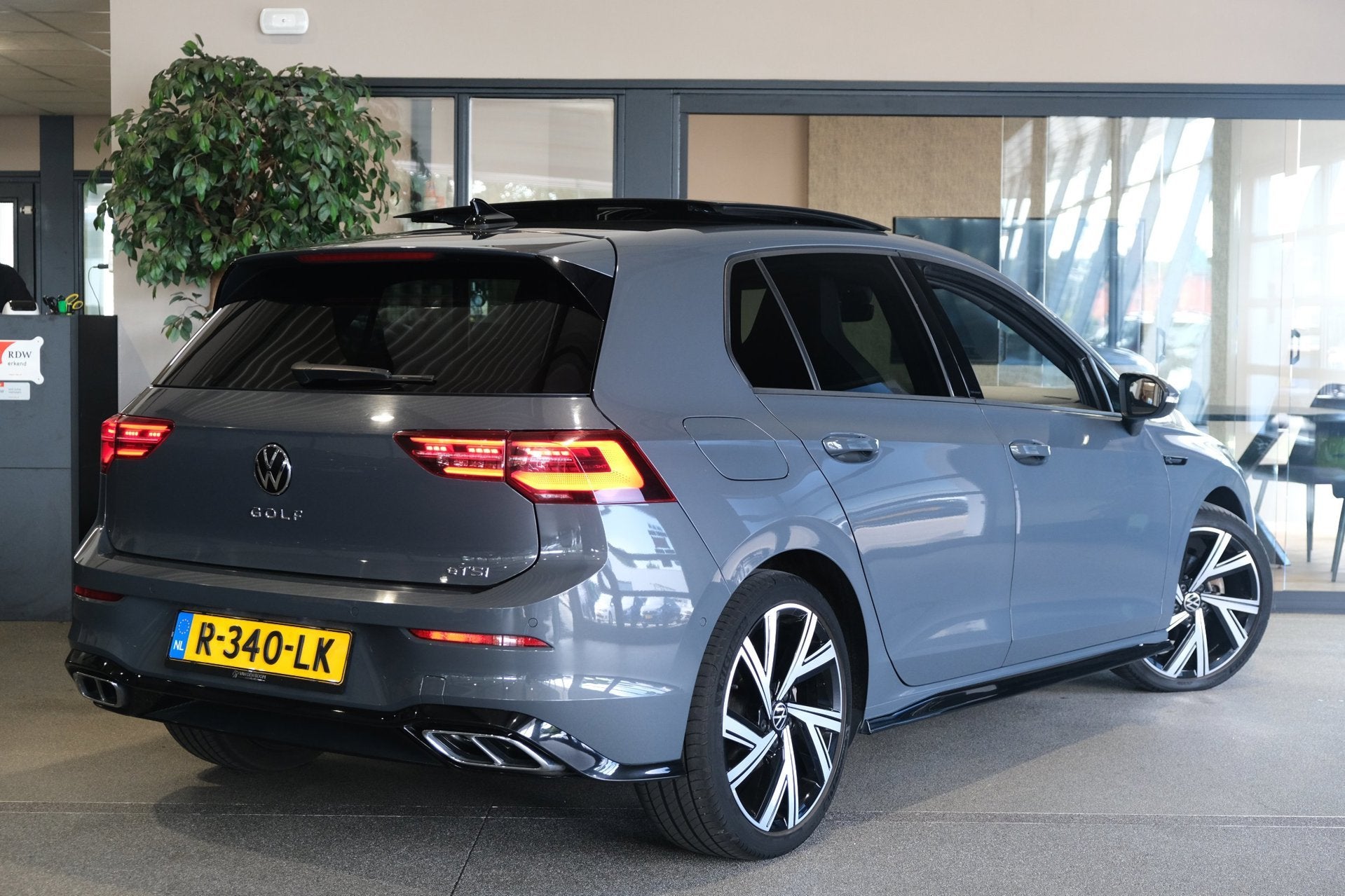 Volkswagen Golf 8 1.5 eTSI 2x R-Line DSG 150PK Pano Navi ACC, 4 cilinders, 150 pk, Alcantara, Bedrijf