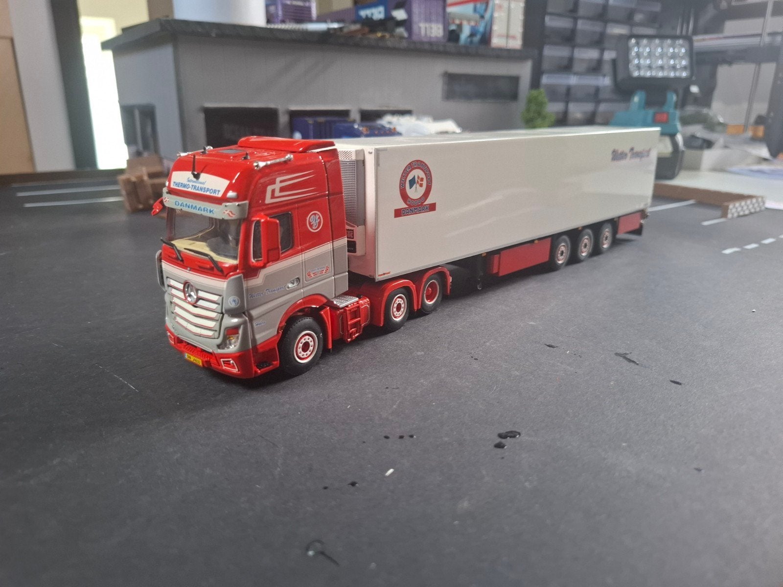 Mb actros wetter transport danmark, Hobby en Vrije tijd, Modelauto's | 1:50, Ophalen of Verzenden, Nieuw, Bus of Vrachtwagen, Wsi