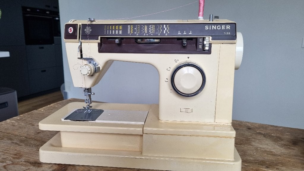Vintage Singer 7136 Naaimachine (incl. Harde Koffer), Ophalen, Gebruikt, Naaimachine, Singer