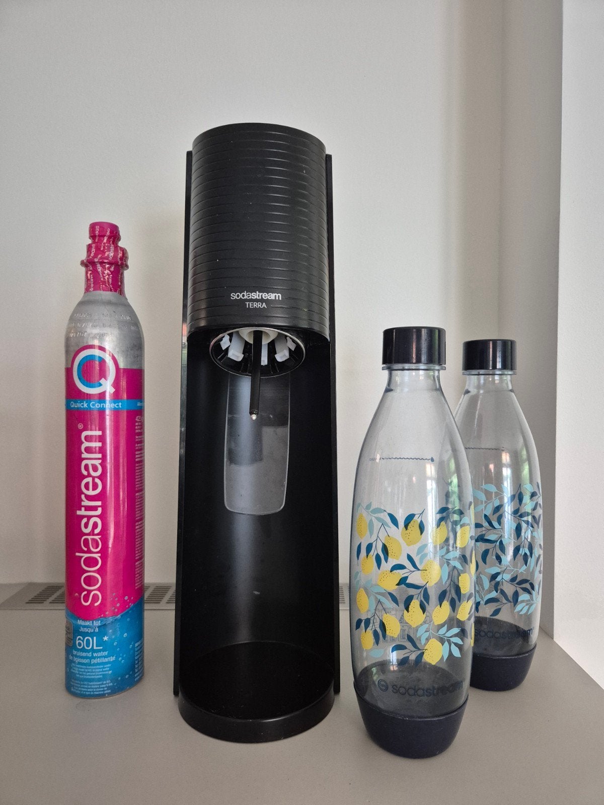 Sodastream Terra met CO2 cilinder en 2 flessen, Ophalen, Zo goed als nieuw