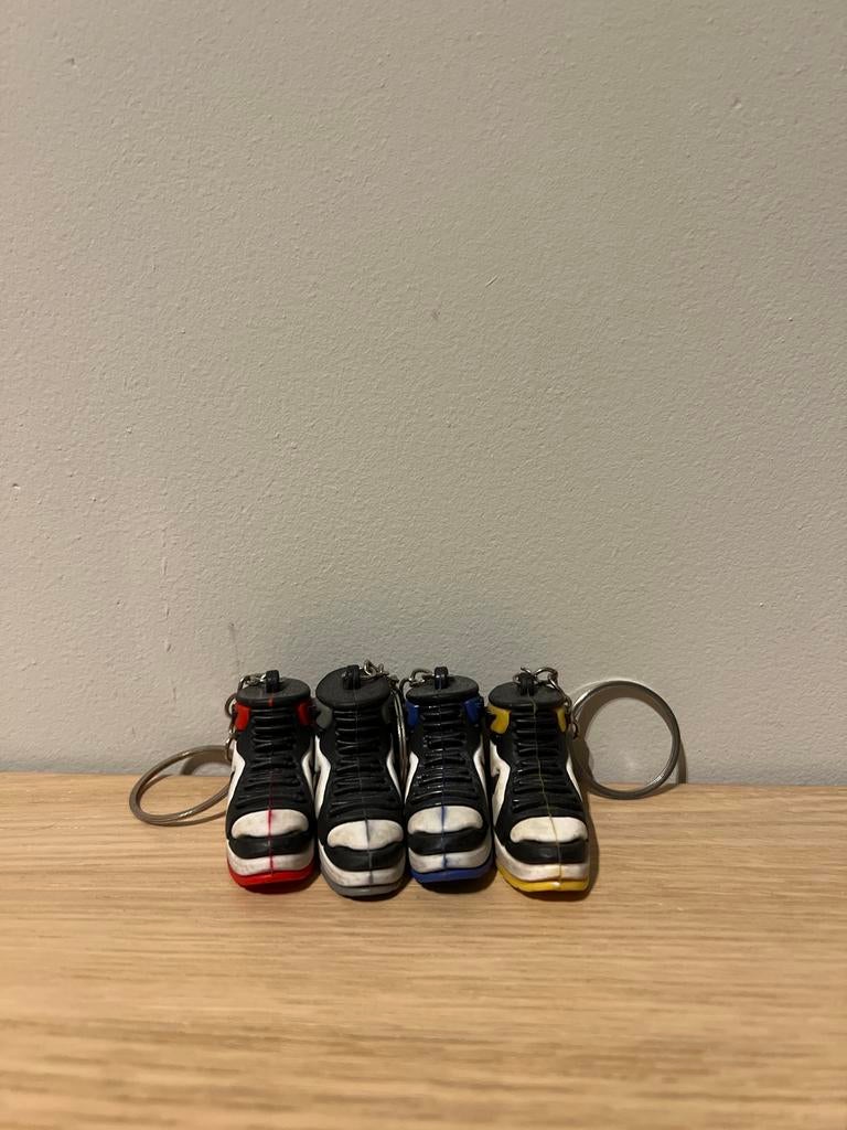 4 Nike schoen sleutelhangers - Verschillende kleuren, Verzamelen, Sleutelhangers, Nieuw, Merk, Ophalen of Verzenden