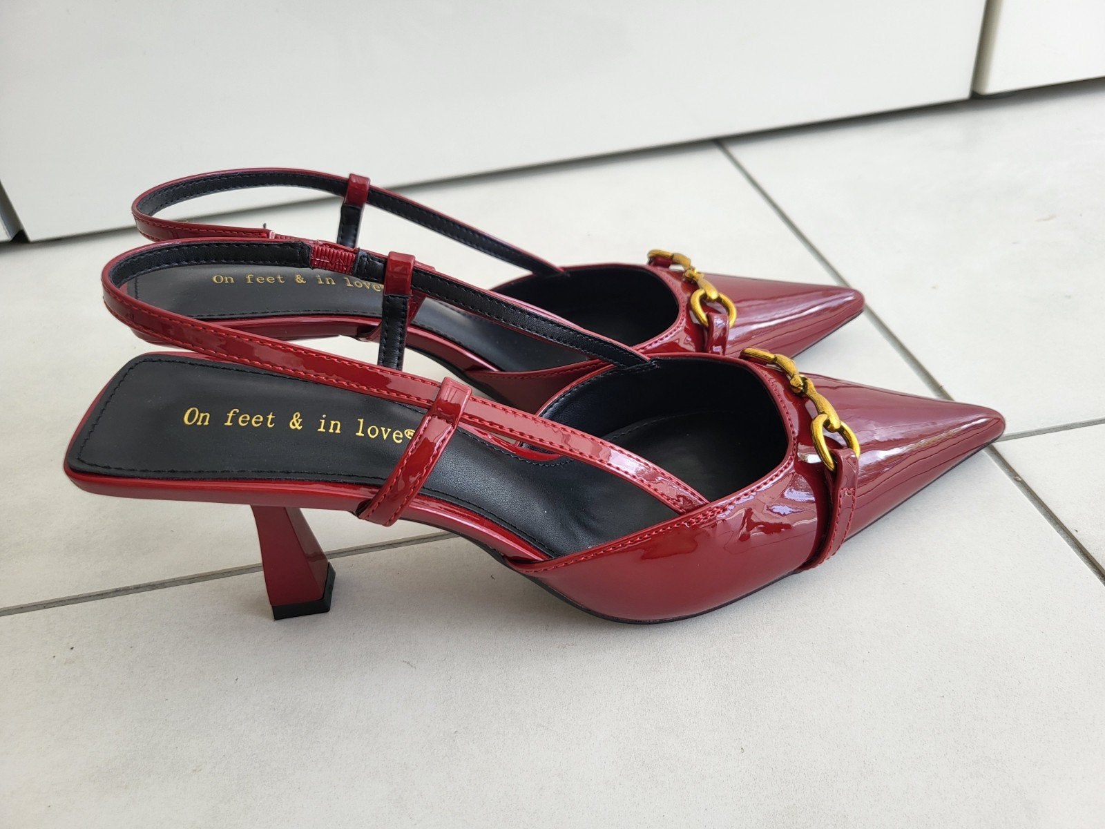 Rode lakleren slingback pumps met gouden detail, Kleding | Dames, Pumps, Ophalen of Verzenden, Zo goed als nieuw, On feet & in love