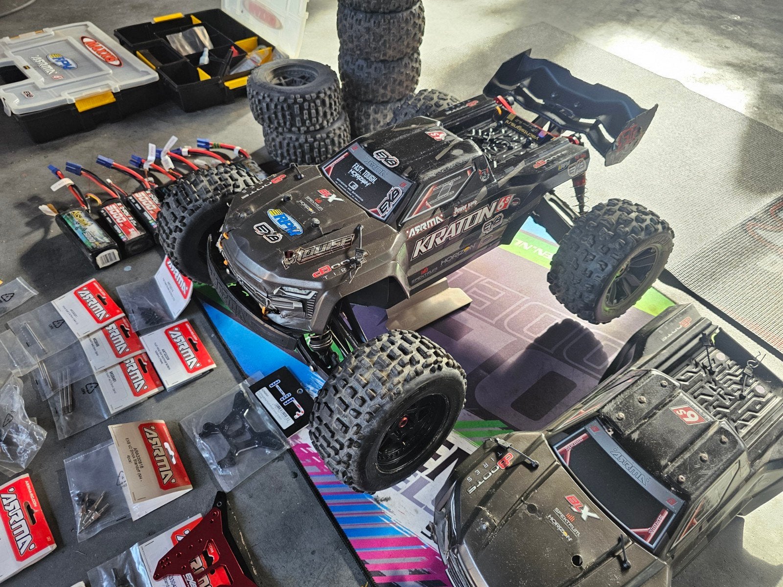 ARRMA Kraton EXB 6S V5 en kraton 8s met kleine defecte, Gebruikt, Auto offroad, RTR (Ready to Run), Schaal 1:8