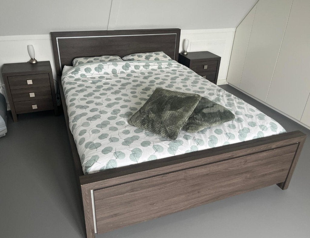 Slaapkamermeubels; bed 160x200, 2 nachtkasjes en commode, Ophalen, Gebruikt, Tweepersoons