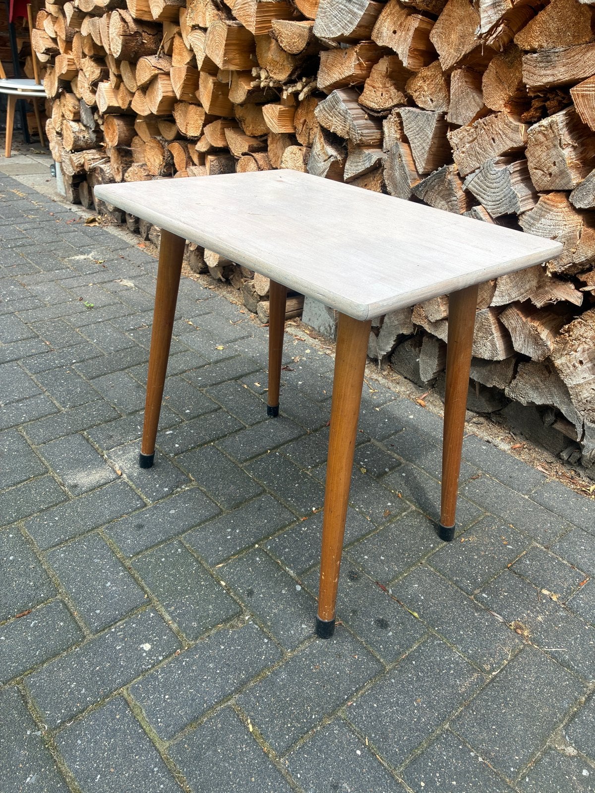 Vintage bijzettafel met houten poten, Huis en Inrichting, Tafels | Bijzettafels, Gebruikt, 55 tot 75 cm, Rechthoekig, Hout