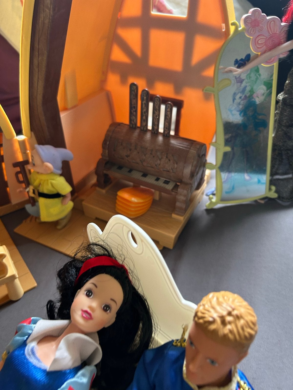 Foto 16 van Compleet Disney Sneeuwwitje huis met poppen en accessoires