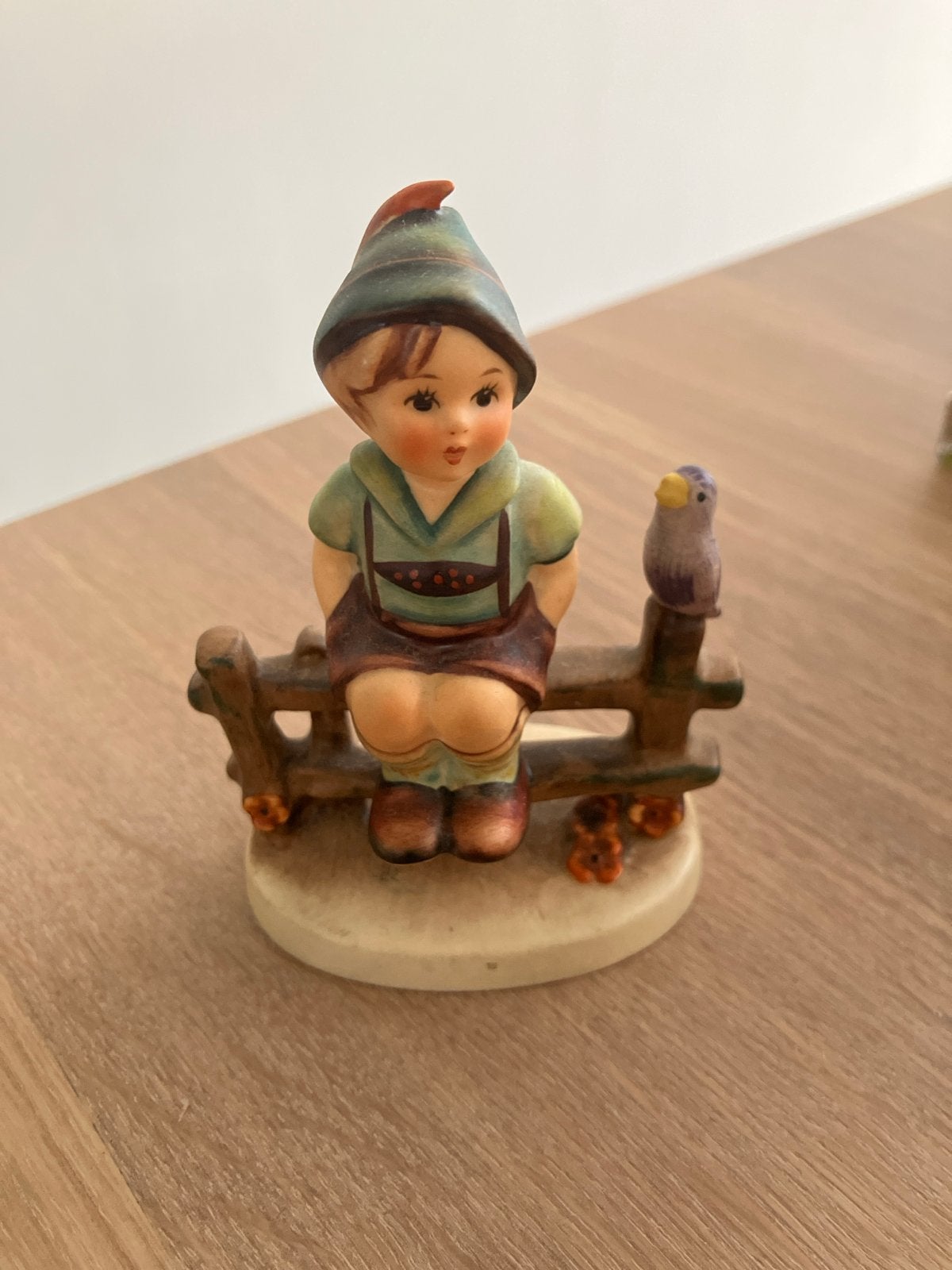 Goebel Hummel beeldje 1938 - Jongen op hek met vogel, Verzamelen, Beelden en Beeldjes, Ophalen, Gebruikt, Hummel