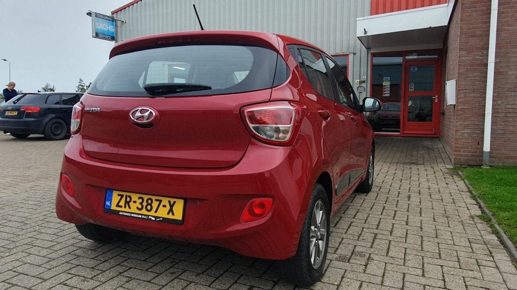 Foto 4 van Hyundai i10 1.0 5 DRS AUT 2014 Rood