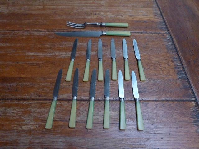 12 vintage ontbijtmessen en vleesmes en –vork, Pradel
