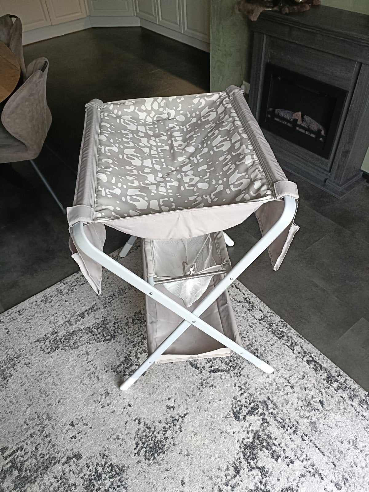 Praktische  ( inklapbare ) aankleedtafel met opbergruimte, Kinderen en Baby's, Aankleedkussen, Zo goed als nieuw, Standaard, Ophalen