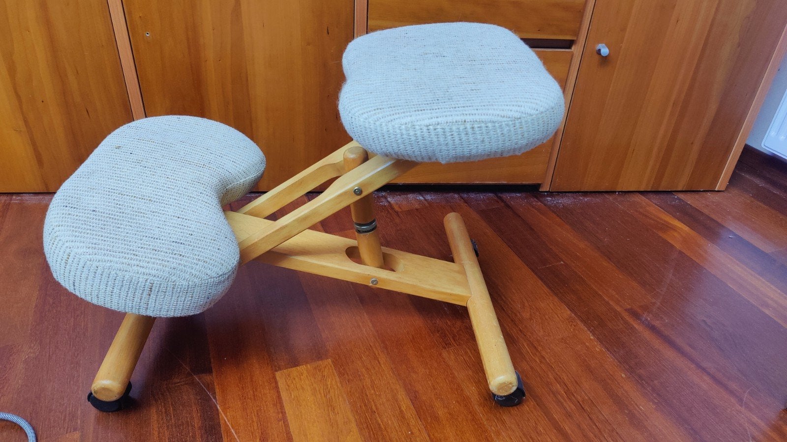 Ergonomische kniestoel - Hout en stof, Gebruikt, Overige kleuren, Ergonomisch, Ophalen of Verzenden
