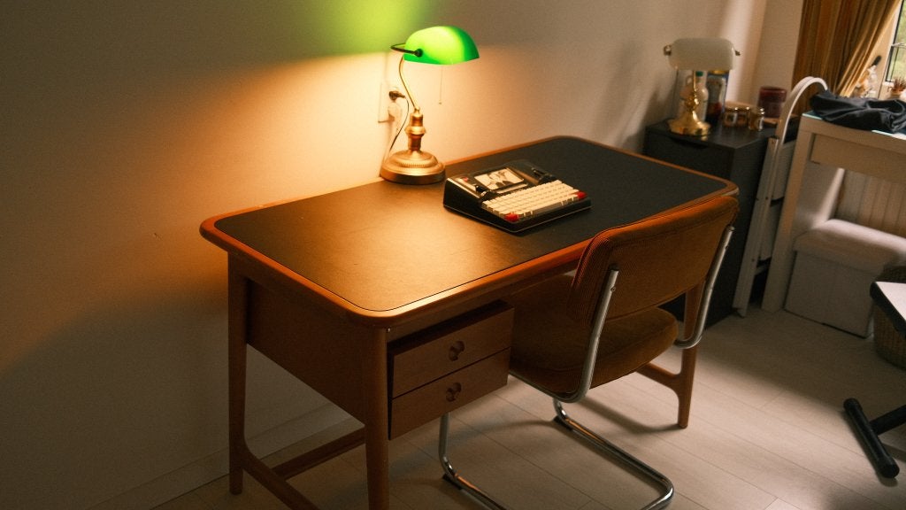 Prachtig vintage houten bureau, custom met hardleren blad, Ophalen, Gebruikt, 135 cm, Overige merken