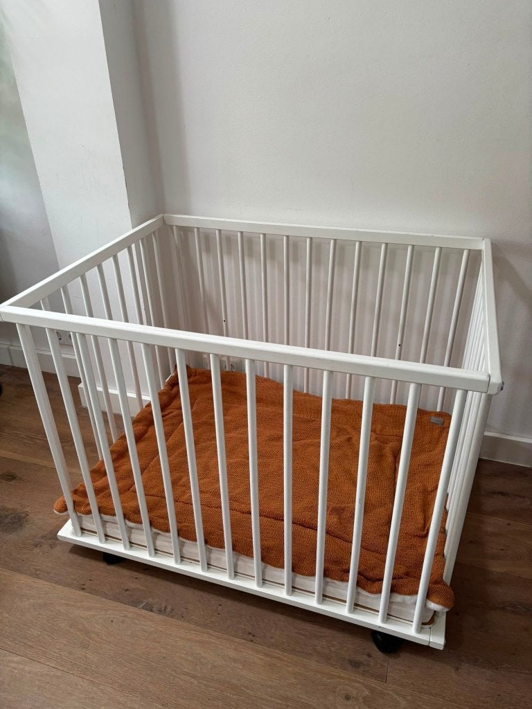 Witte baby box met matras, boxkleed en opbergzak, Kinderen en Baby's, Boxen, Ophalen, Gebruikt, Rechthoekig, In hoogte verstelbaar