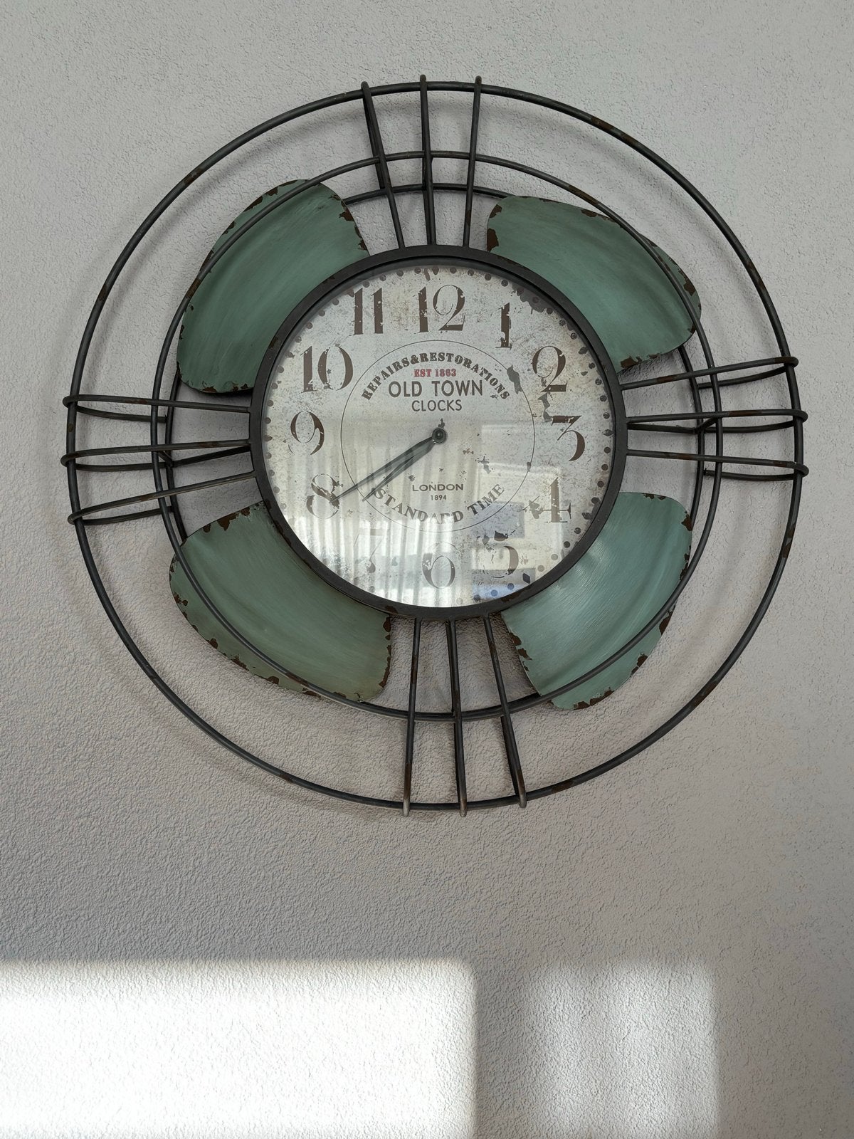 Vintage Wandklok 'Old Town Clocks' - Metaal & Groen, Huis en Inrichting, Woonaccessoires | Klokken, Vintage, Analoog, Ophalen of Verzenden