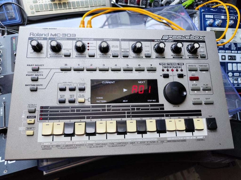 Roland MC-303 Groovebox met oplader, Ophalen of Verzenden, Gebruikt, Overige aantallen, Roland