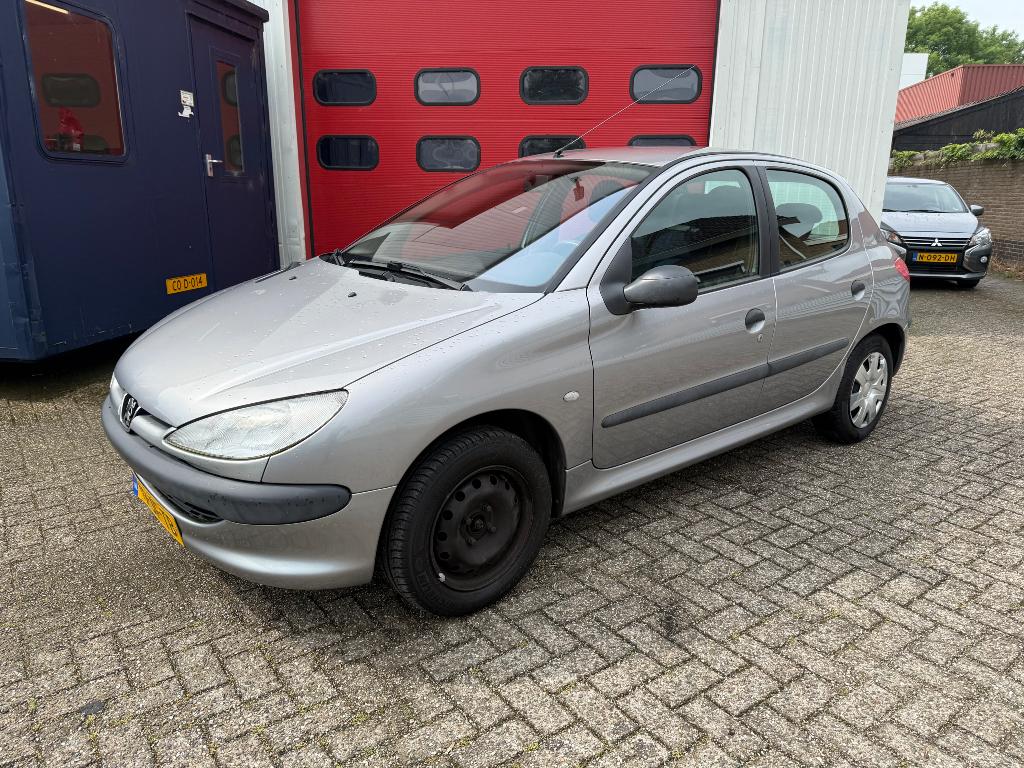 Peugeot 206 1.4 5D 2002 apk 5-2027!, Voorwielaandrijving, 31 €/maand, 4 cilinders, Origineel Nederlands