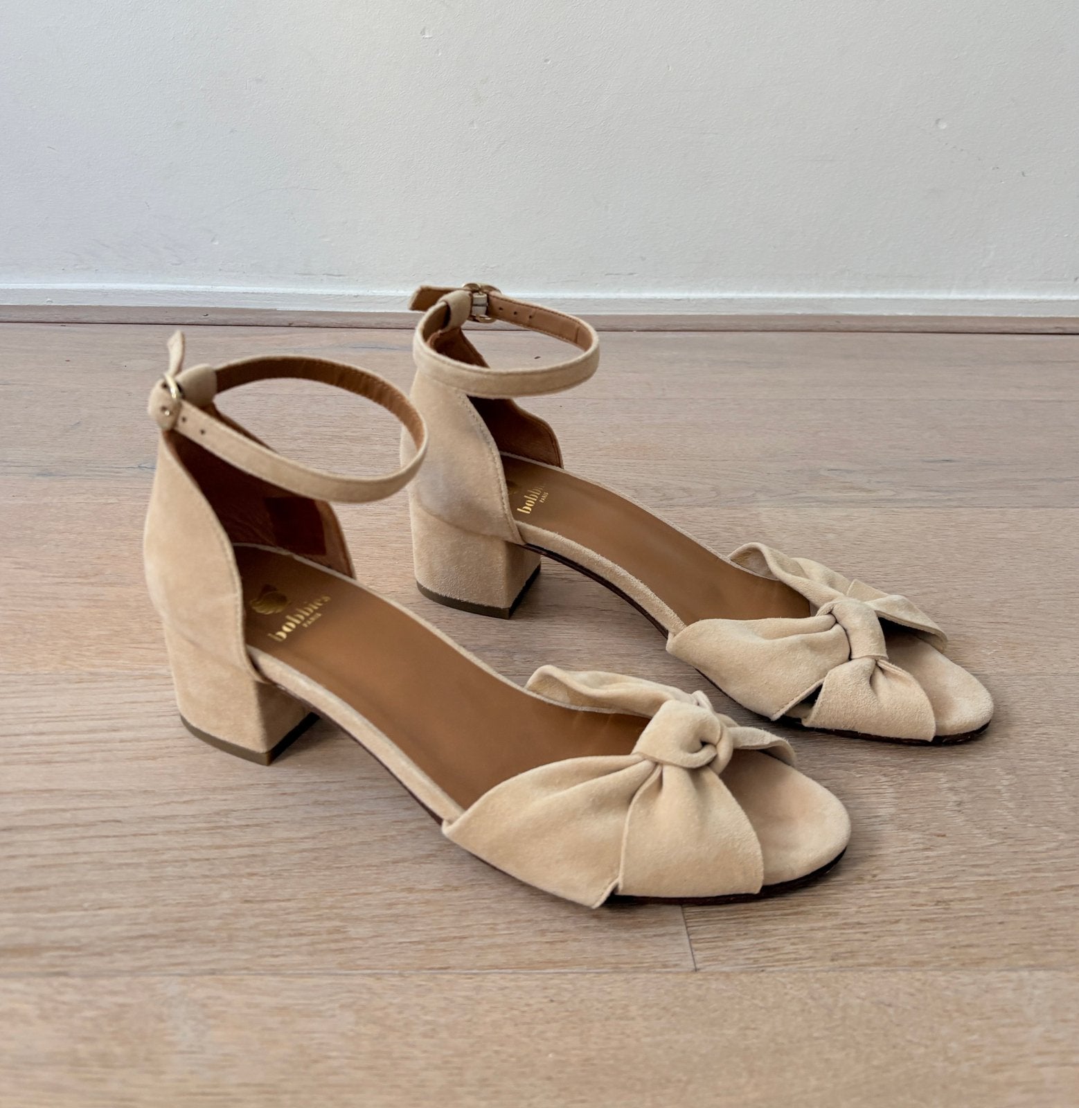 Bobbies beige suède sandalen met halfhoge hak mt 39, Beige, Gedragen, Sandalen of Muiltjes, Ophalen of Verzenden