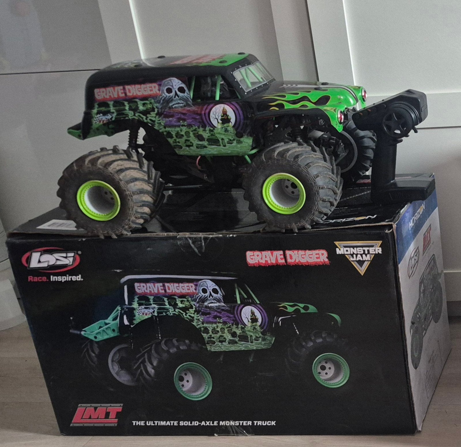 Losi LMT Grave Digger + accu & zender, Ophalen of Verzenden, Zo goed als nieuw, Overige schalen, Auto offroad