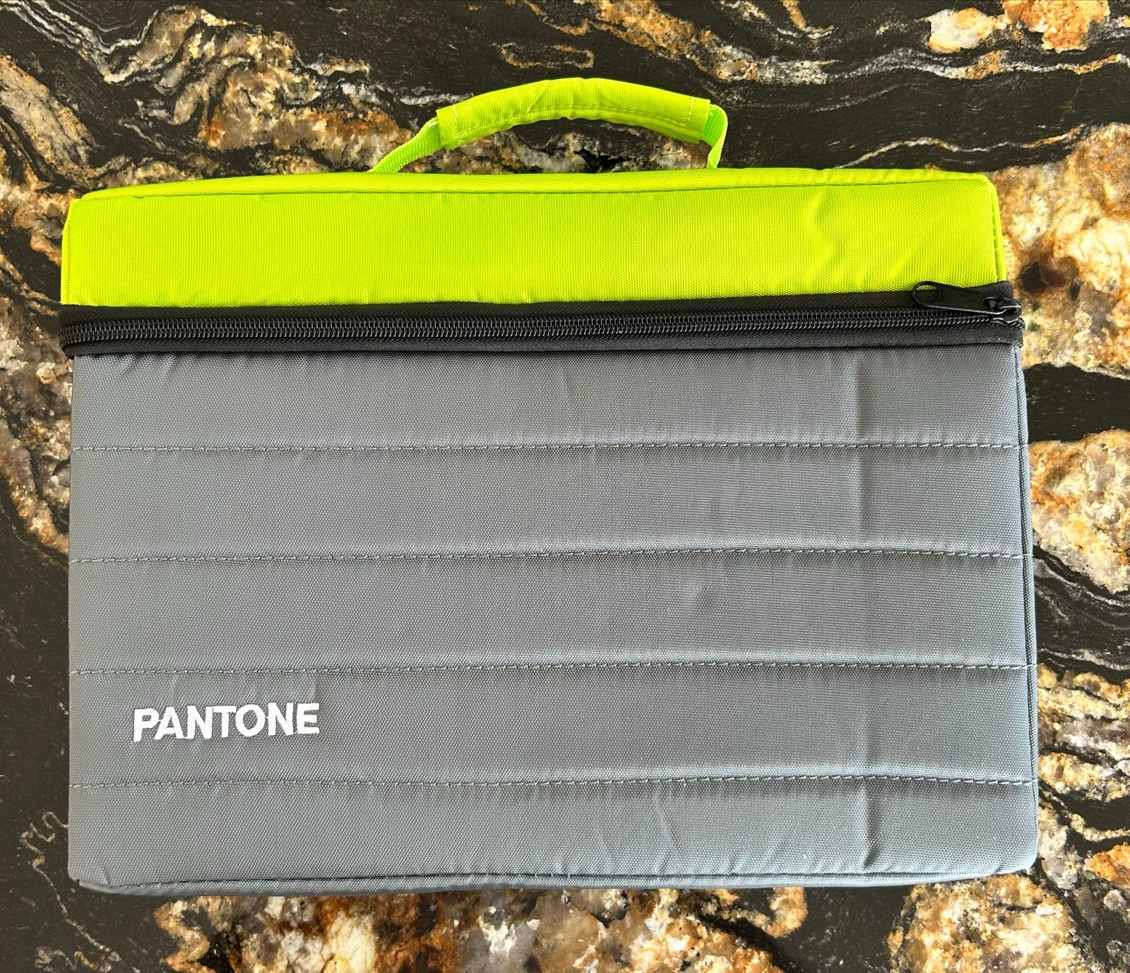 Pantone Plus Series Color Guides Set - Compleet, Doe-het-zelf en Verbouw, Tekentafels, Ophalen of Verzenden, Zo goed als nieuw